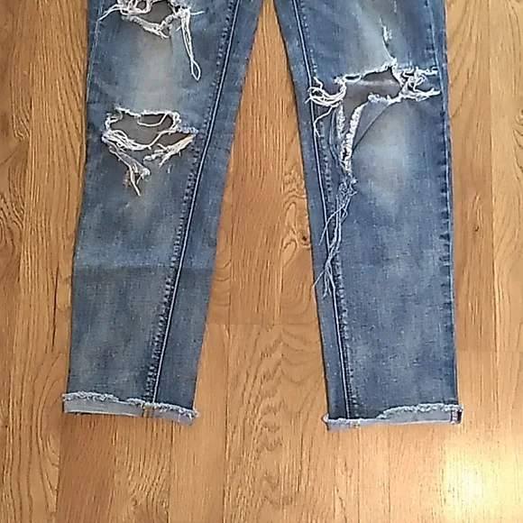 American Eagle Distressed Cropped Stretch Jeans. Size 4 - Picture 3 of 13